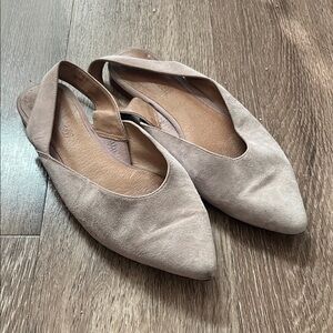 Madewell Pointed Suede Ava Slingback Flats in Taupe